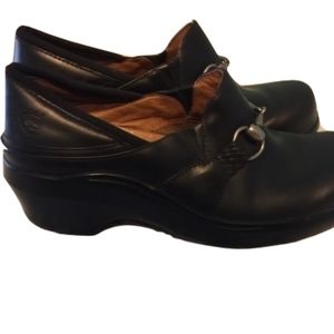 EUC Ariat black leather slip in shoes size 7